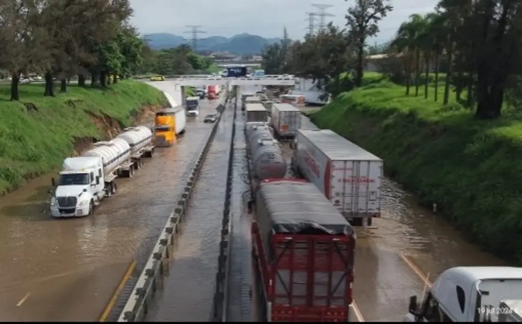 Imagen Por fuertes lluvias, unidades quedan varadas en autopista Córdoba-Puebla 
