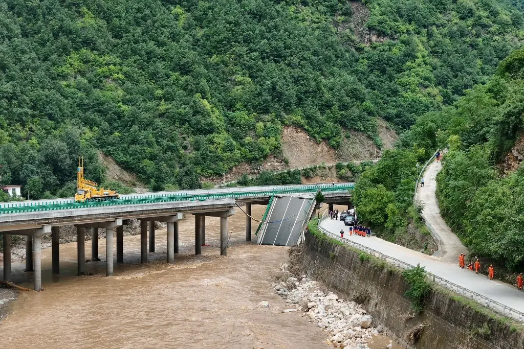 Imagen Colapsa puente en el centro de China; hay 12 muertos y 31 desaparecidos