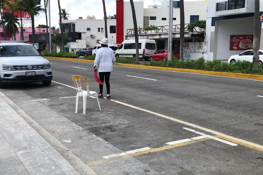 Imagen Otra vez apartan y condicionan estacionamiento palaperos de Villa del Mar en Veracruz