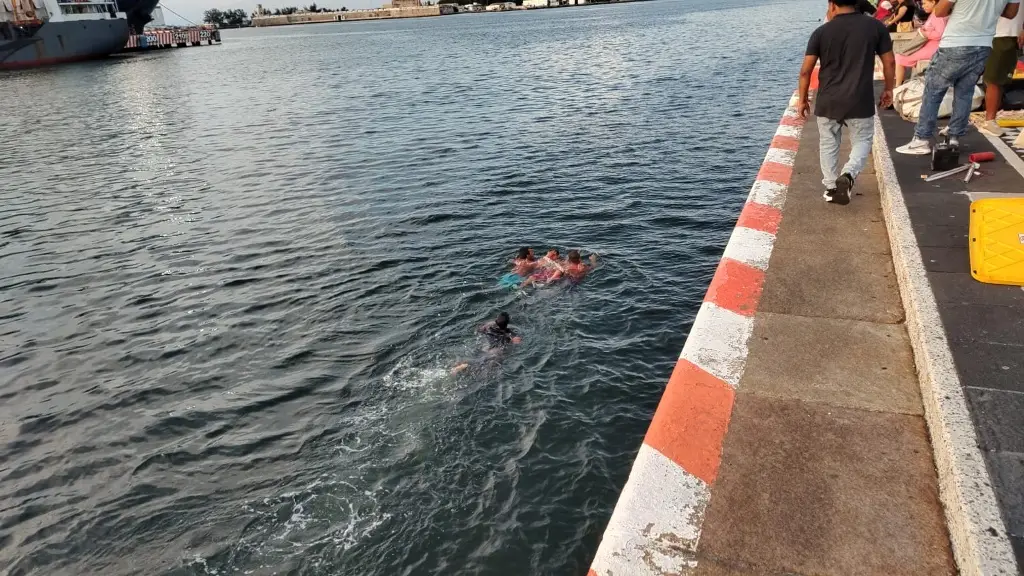 Imagen Joven cae del malecón de Veracruz al mar; sacamonedas lo rescatan (+ video)