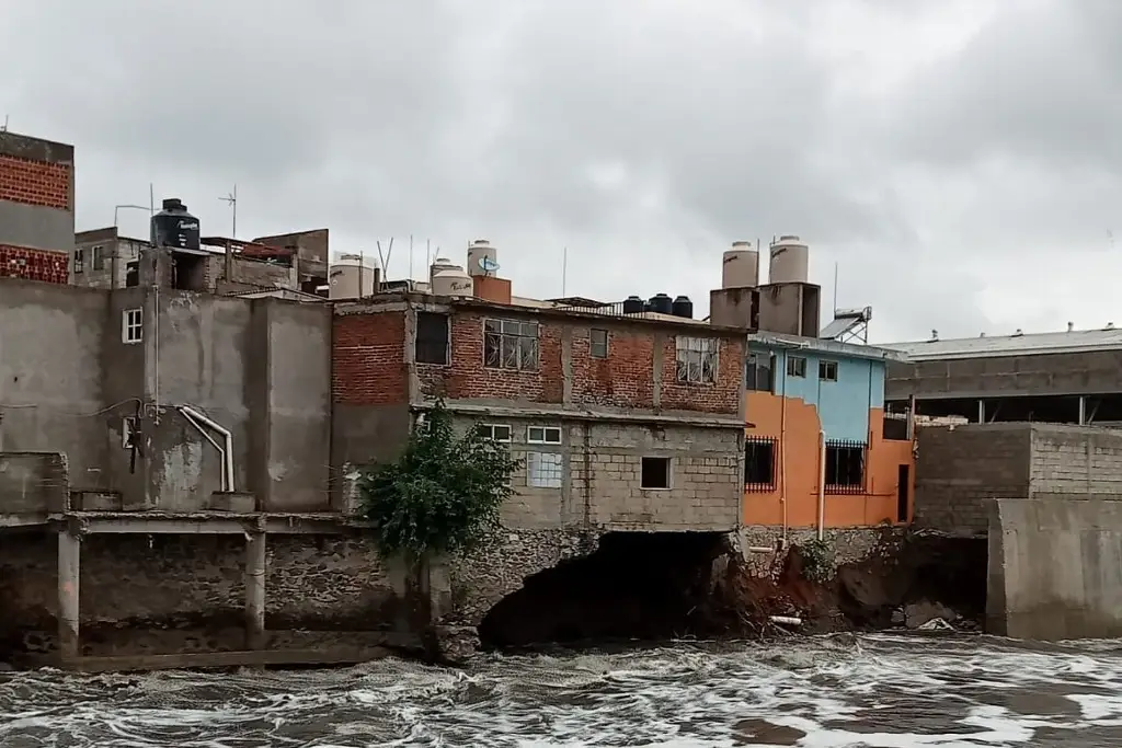 Imagen Alerta por río a punto de ‘comerse’ vivienda y patio de escuela, en Tula
