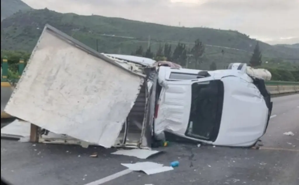 Imagen Deja 2 lesionados choque y volcadura de camioneta en Balastrera, Nogales