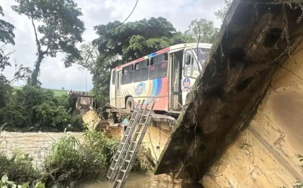 Imagen Puente se parte por la mitad y camión cae a un río en Omealca, Veracruz; reportan 4 heridos 
