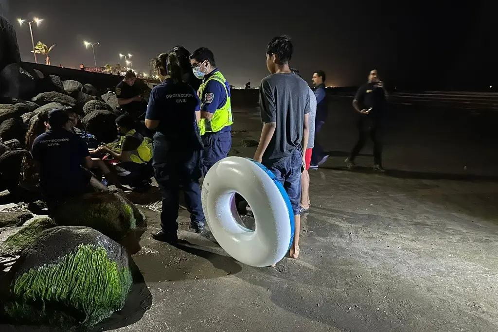 Imagen ¡Héroe! Policía rescata a menor de morir ahogado en playa de Boca del Río