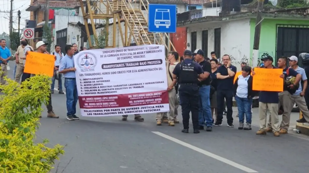 Imagen Trabajadores denuncian presunto abuso laboral; bloquean carretera a Xalapa