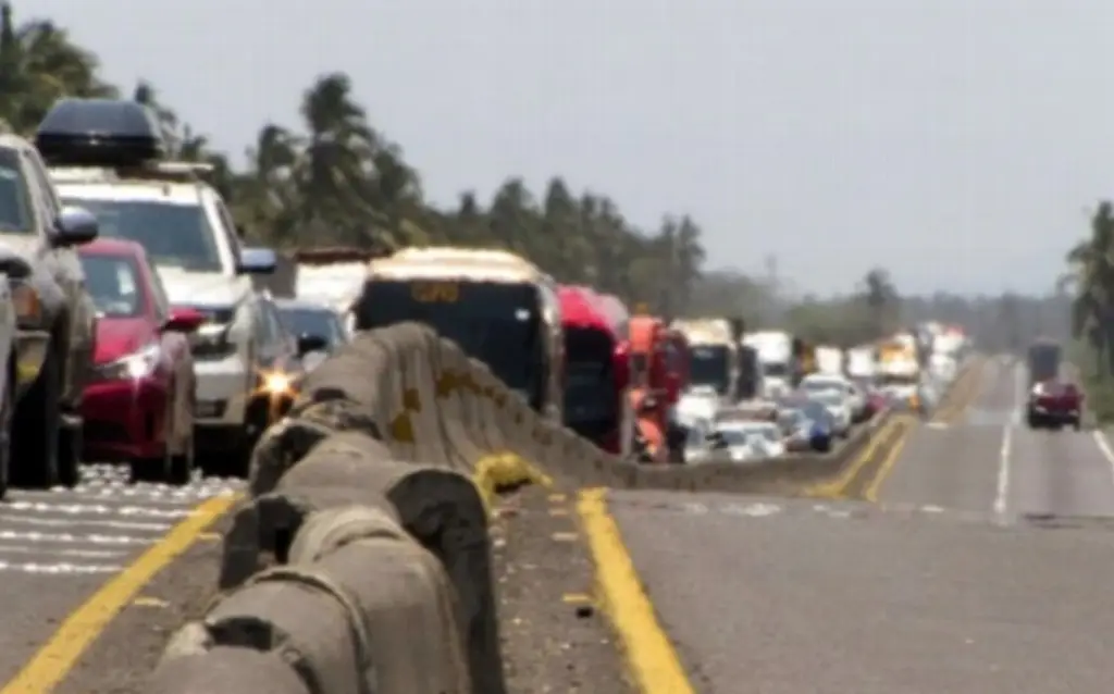 Imagen Reportan  7km de fila en la autopista La Tinaja - Isla