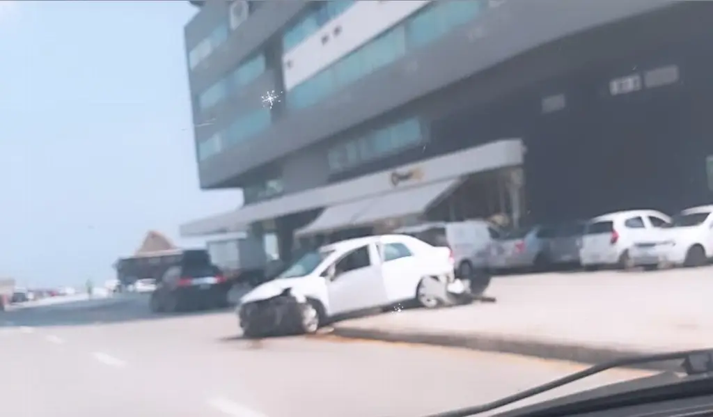 Imagen Aparatoso accidente en el bulevar Manuel Ávila Camacho en Boca del Río 