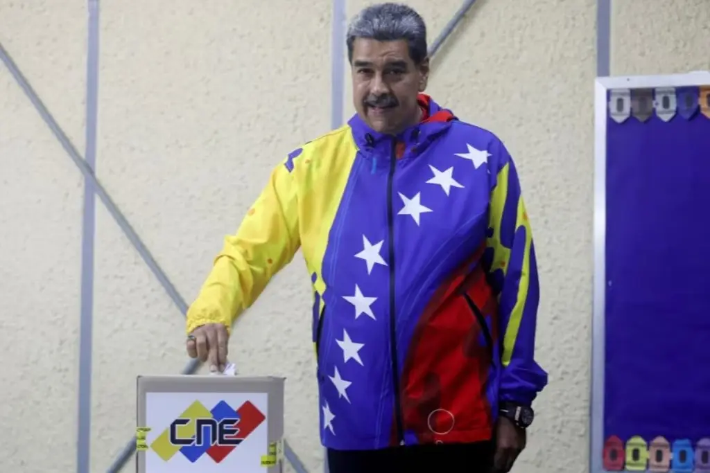 Imagen Nicolás Maduro vota y garantiza que respetará los resultados