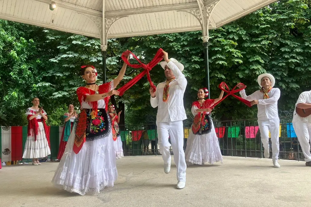 Imagen Grecia es del puerto de Veracruz y forma parte del grupo folclórico en París, Francia