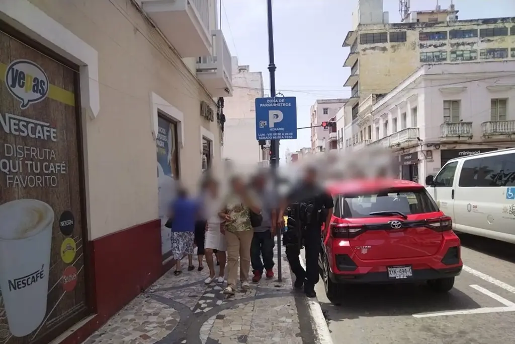 Imagen Rescatan a persona con Alzheimer perdida en centro de Veracruz