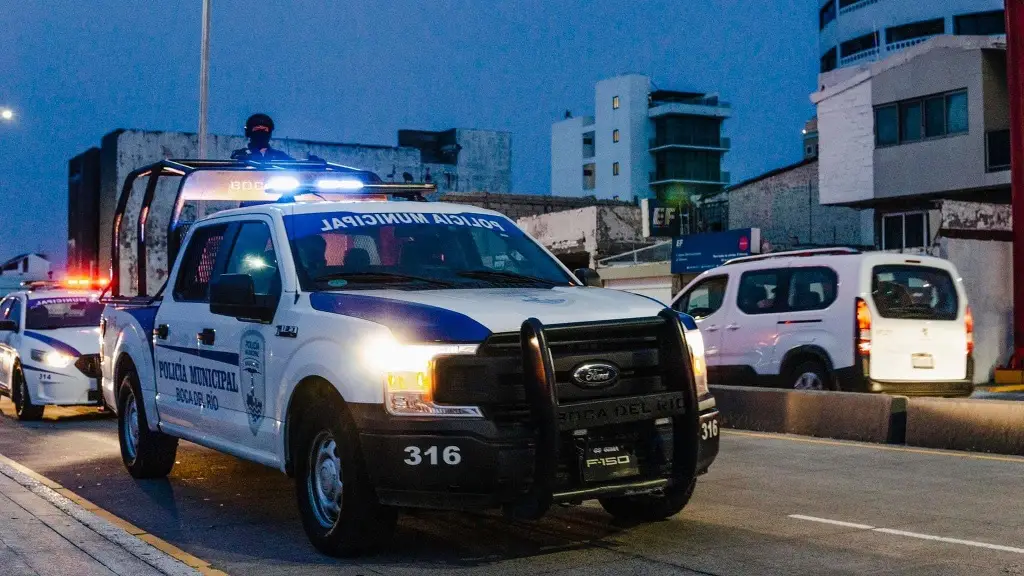 Imagen Fuerte movilización policiaca por intento de robo en exposición joyera en Boca del Río