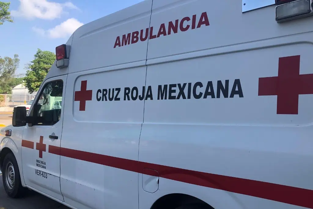 Imagen Fuerte choque de motocicleta con auto particular en colonia de Veracruz