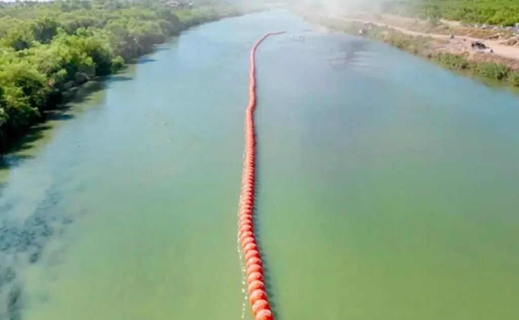 Imagen Barrera flotante de Texas en el río Bravo puede quedarse, determina corte de apelaciones