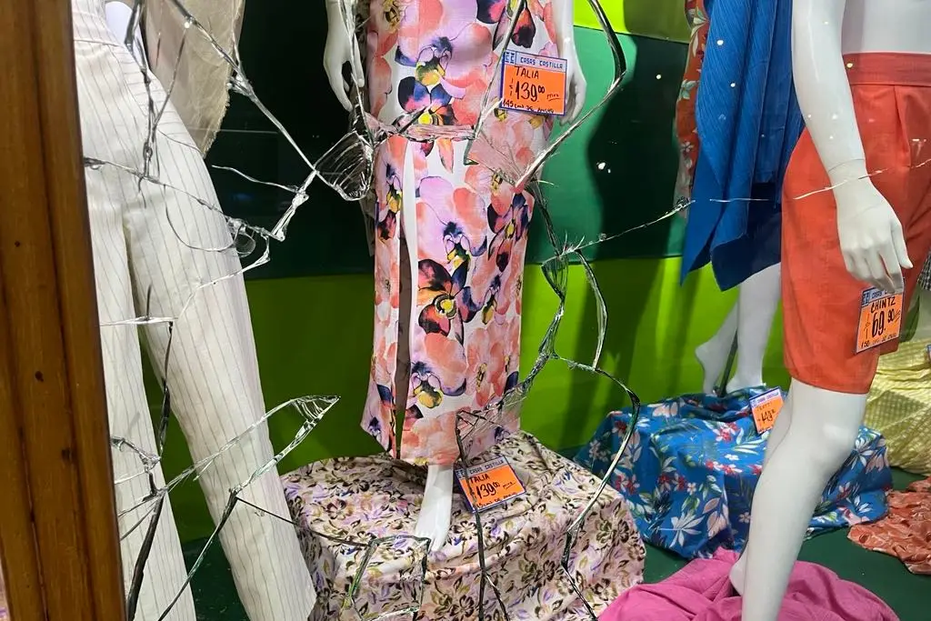 Imagen Indigente vandaliza tienda departamental de Veracruz; intentó agredir a una mujer