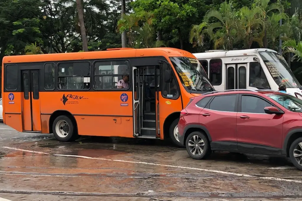 Imagen Choca camión urbano contra camioneta en el centro de Veracruz 