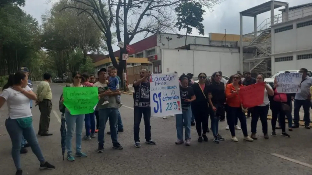 Imagen Toman por tercer día ISSSTE Xalapa para exigir reactivación de estancia infantil