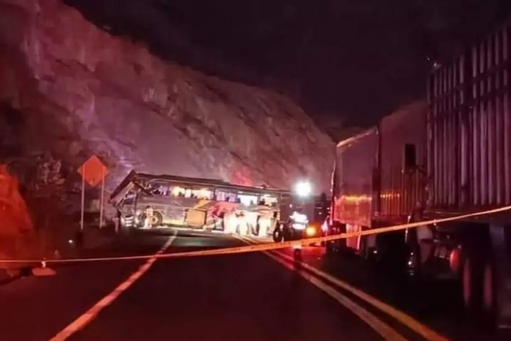 Imagen Se registra trágica volcadura de autobús en carretera; reportan 4 muertos 