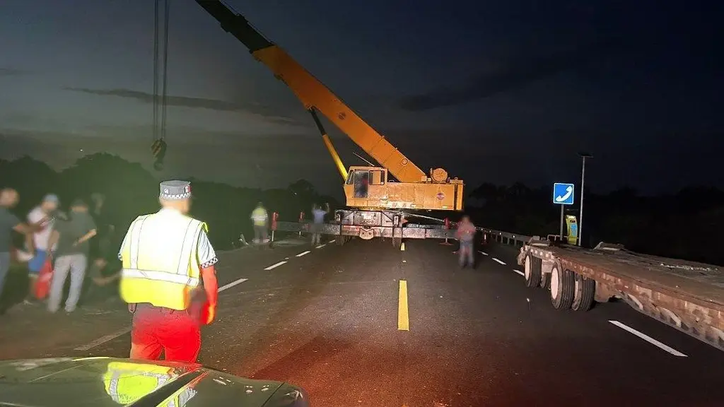 Imagen Continúa cierre parcial de circulación en carretera de Veracruz 