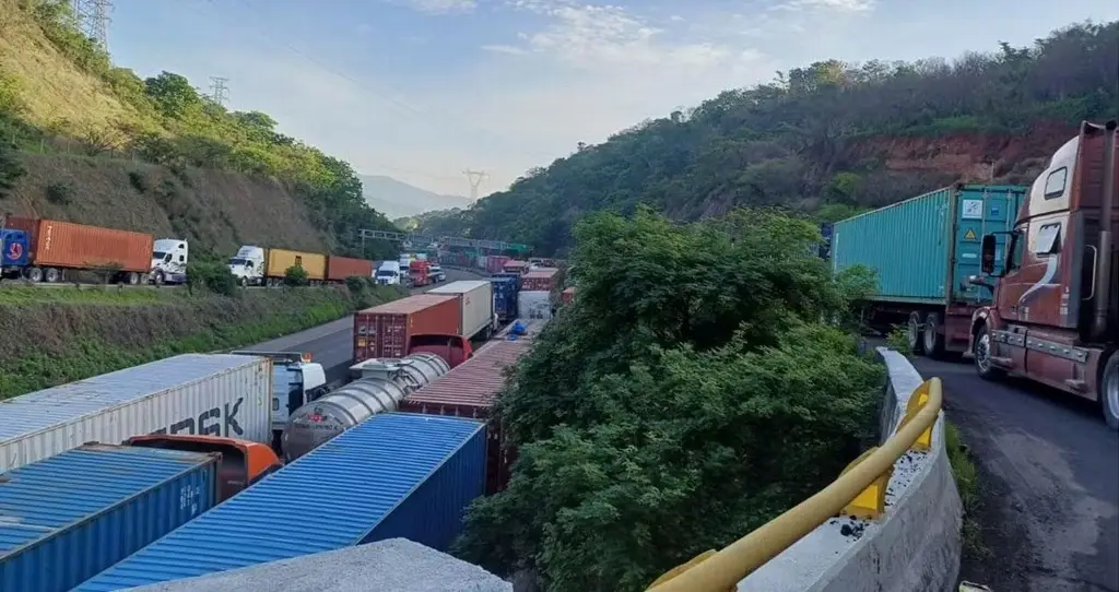 Imagen Sufren tráileres fila de 63 km por falla en sistema aduanal en Manzanillo