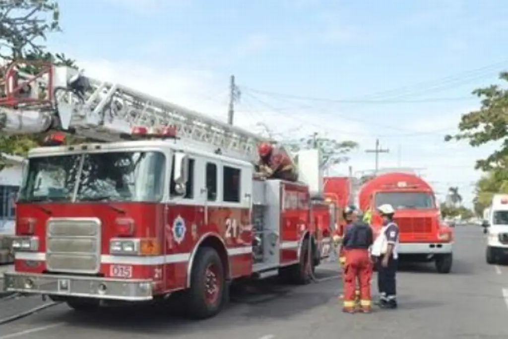 Imagen  Trabajadores de refresquera salvan a menor y señora en incendio; muere el perro