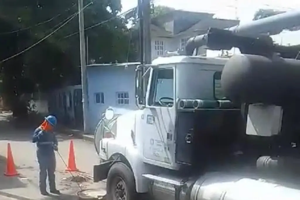 Imagen Reparan fuga de aguas negras en Las Bajadas, en Veracruz 