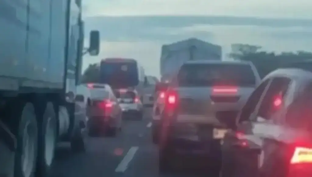 Imagen Reportan hasta 6 kilómetros de fila en autopista de Veracruz