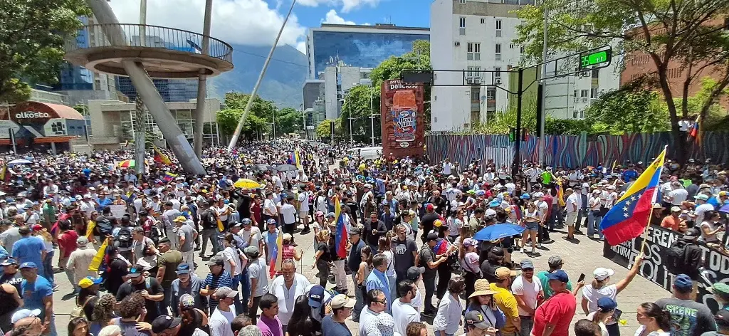 Imagen Al grito de 'libertad', reciben a María Corina Machado en protesta contra resultado de elecciones en Venezuela