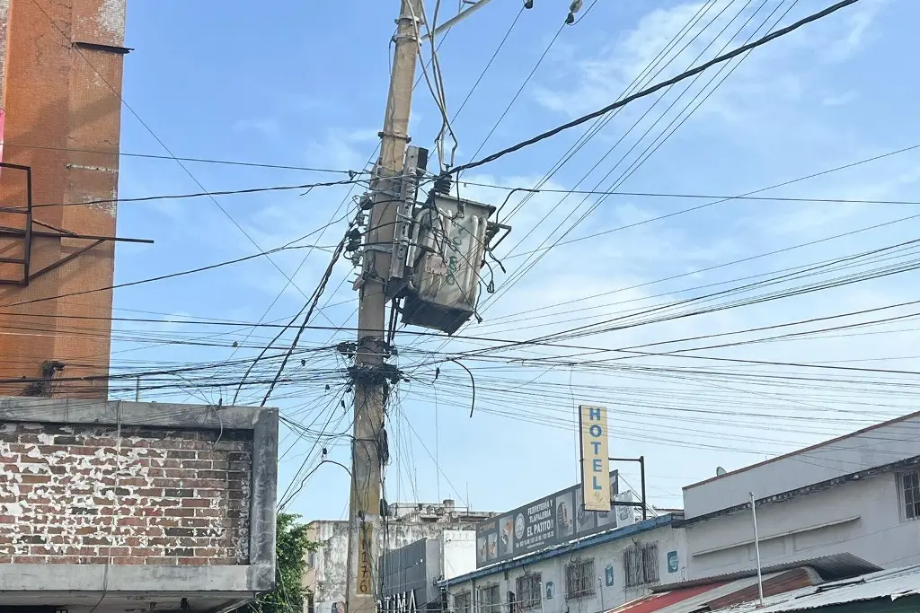 Imagen Temen posible caída de un poste en centro de Veracruz