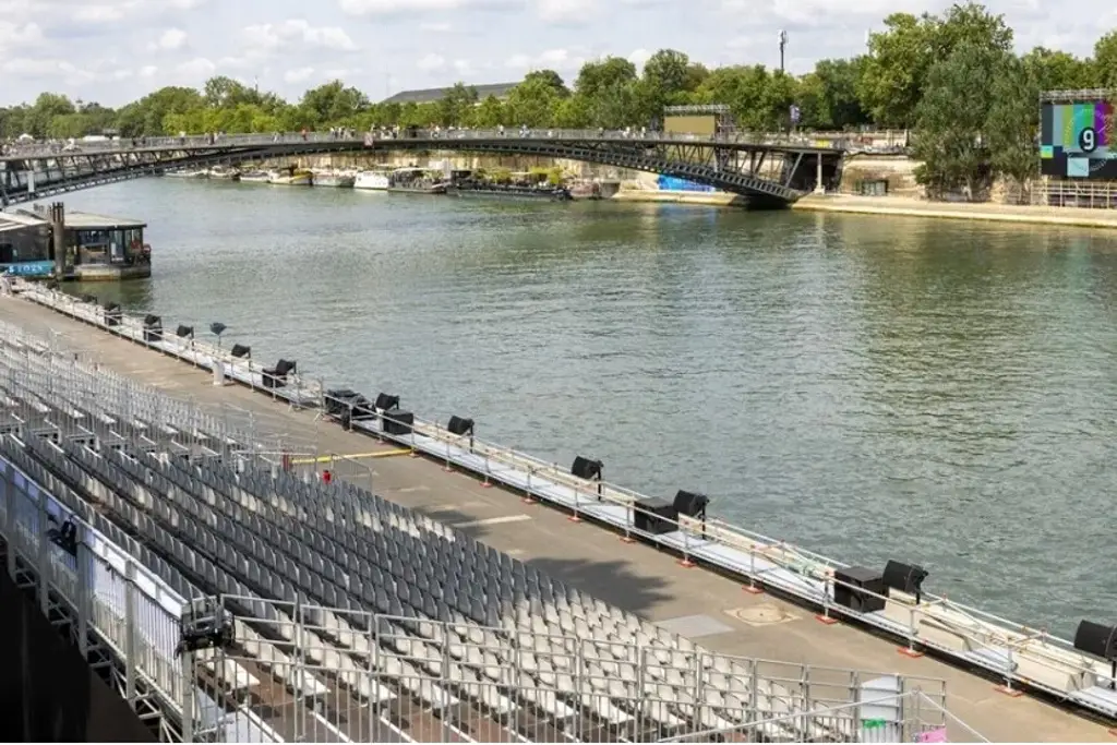 Imagen Atleta de Bélgica se retira en triatlón tras caer enferma luego de nadar en el río Sena