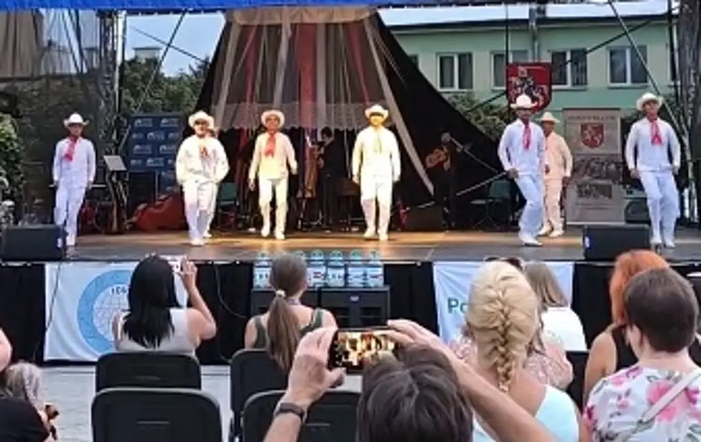Imagen Ballet Folklórico de Veracruz baila 'Son' Jarocho en Polonia (+Video)