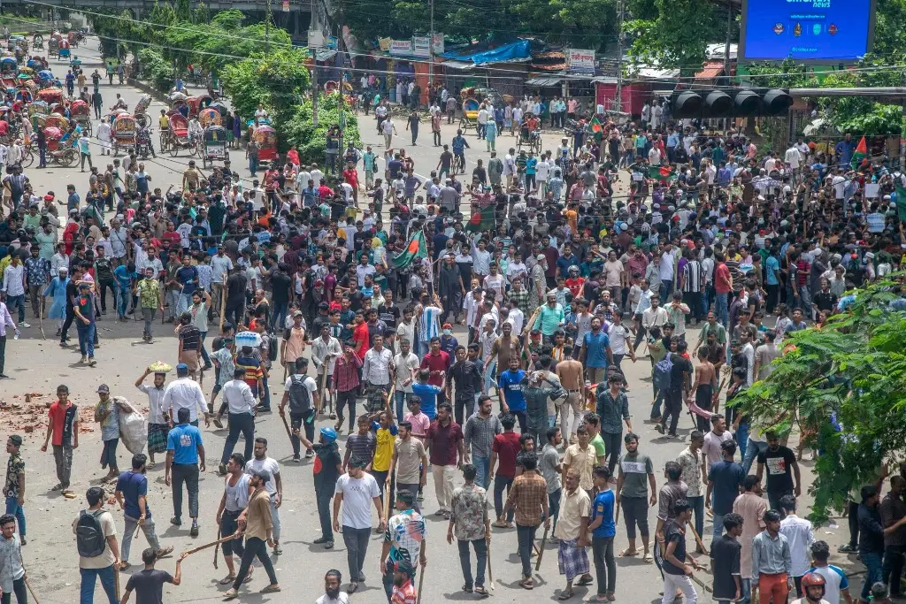 Imagen Al menos 93 muertos en la jornada más letal de las protestas estudiantiles en Bangladesh