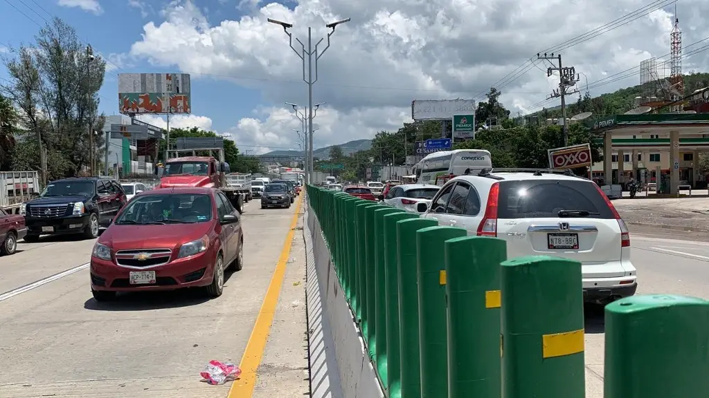 Imagen Bloquean normalistas la Autopista del Sol; vandalizan Secretaría de Educación 