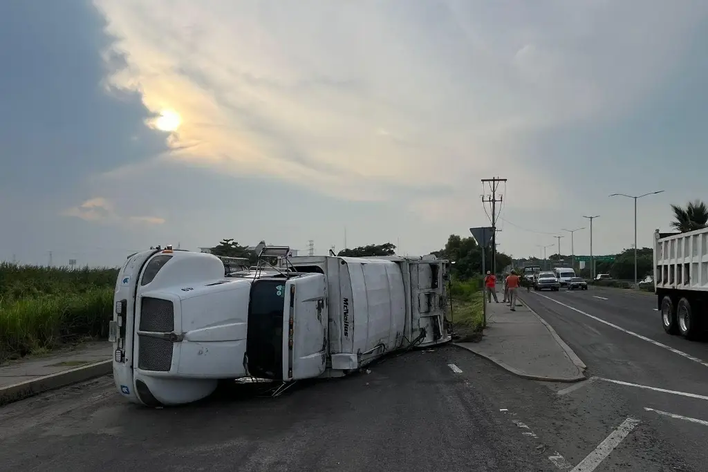 Imagen Vuelca camión recolector de basura en Veracruz 