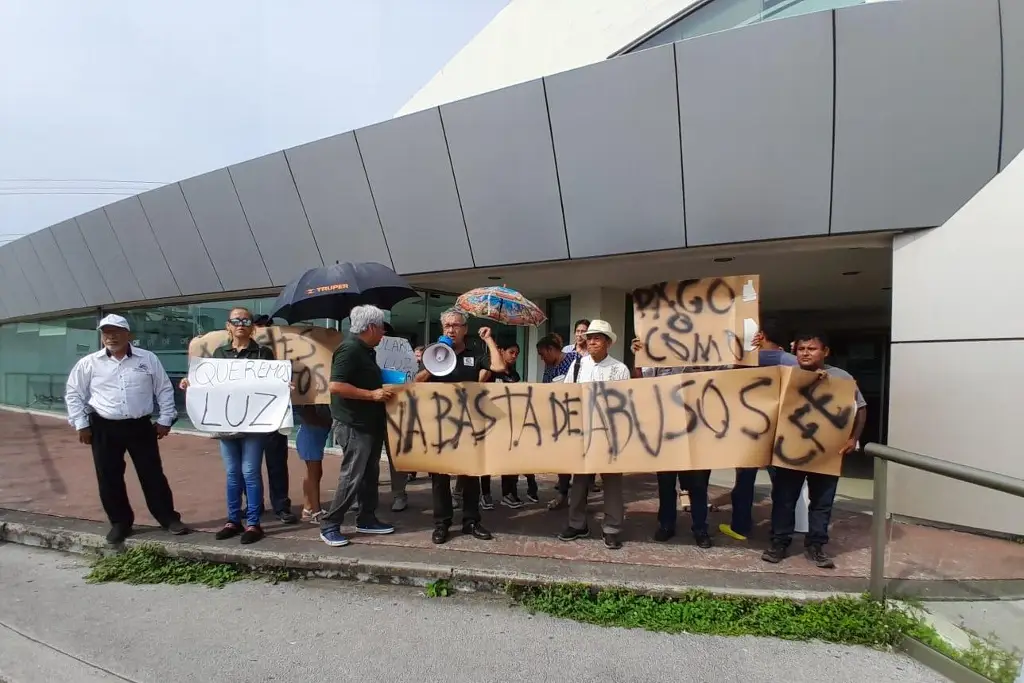 Imagen Ciudadanos se manifiestan en CFE, señalan cobros excesivos 