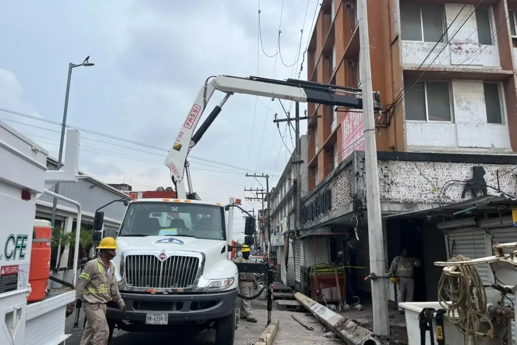 Imagen Reemplaza CFE poste de luz reportado en Veracruz 