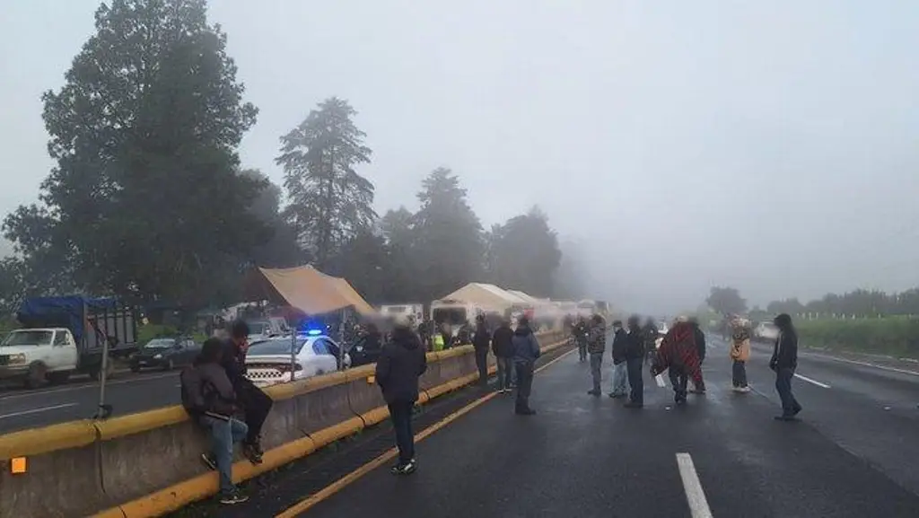 Imagen Bloquean autopista México Puebla desde hace 20 horas ¡Tome precauciones!