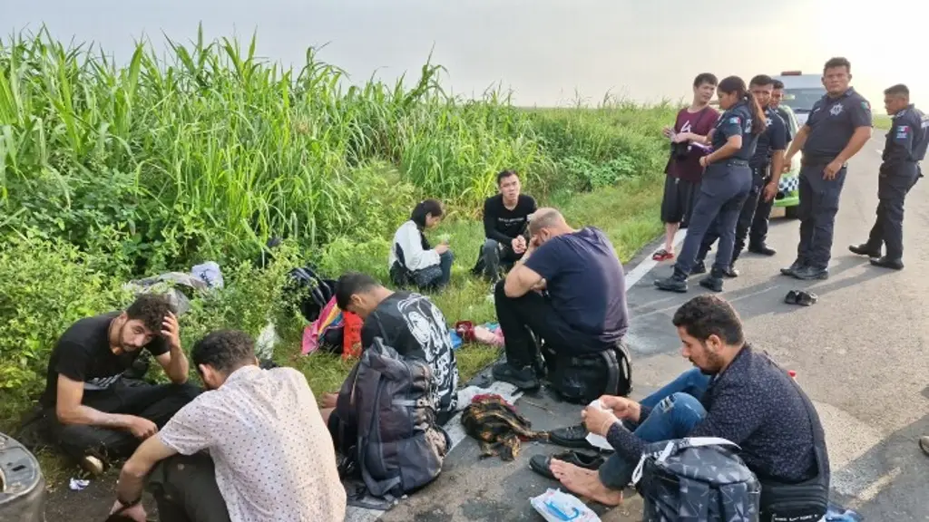 Imagen Se accidenta Van con migrantes en Cosoleacaque, la mitad escapa para evitar su deportación