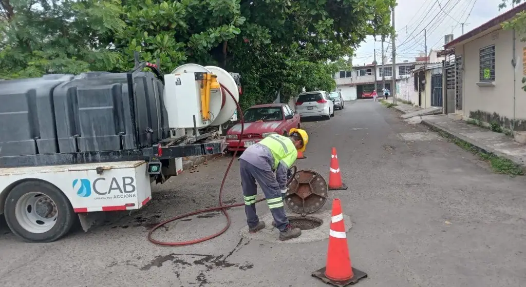 Imagen Destapan drenaje reportado a XEU en Boca del Río