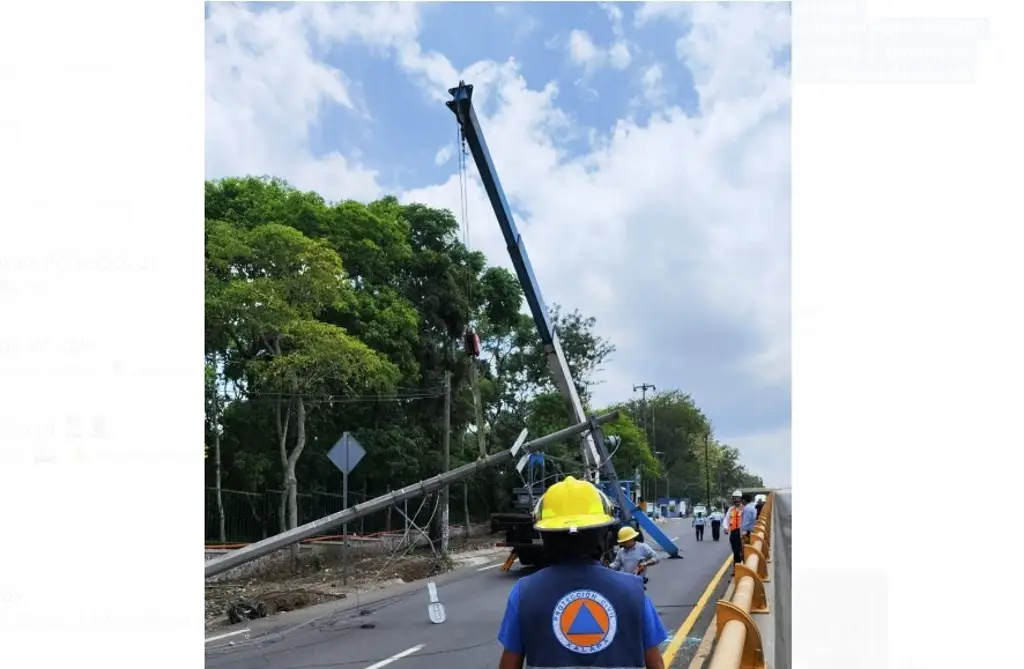 Imagen Tráiler impacta taxi y derriba un poste de energía eléctrica