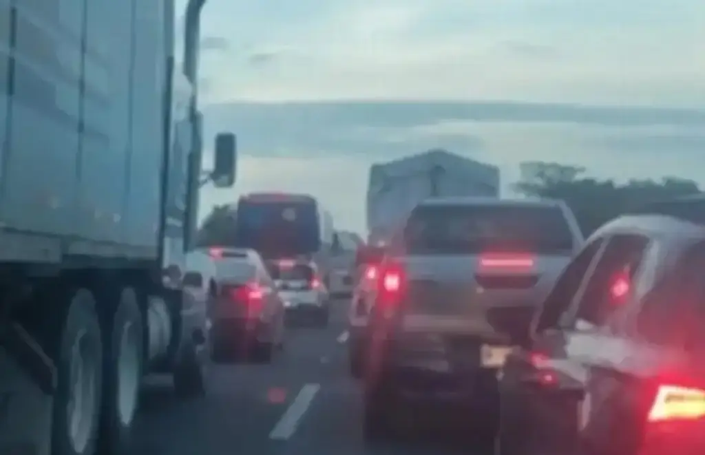 Imagen Reportan fila de 7 kilómetros en autopista de Veracruz