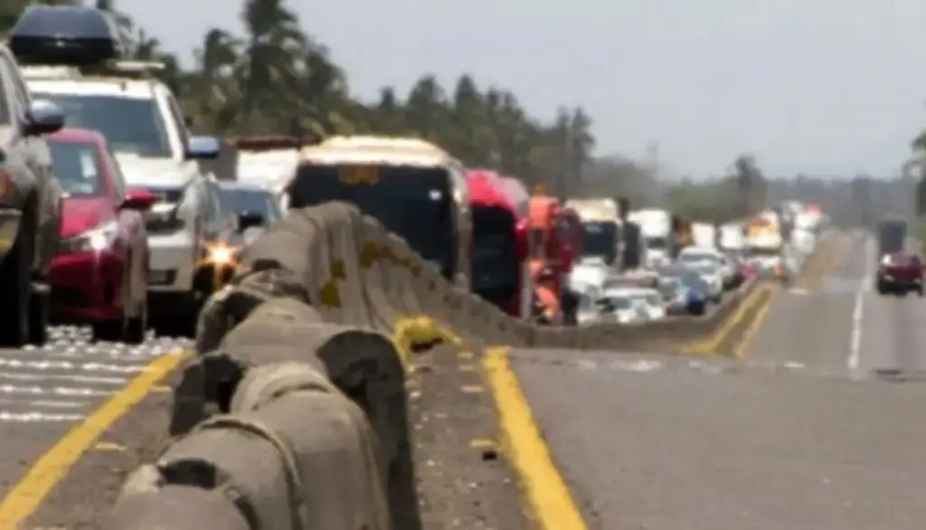 Imagen Manifestantes acceden; abren un carril de manera permanente en la autopista México-Puebla