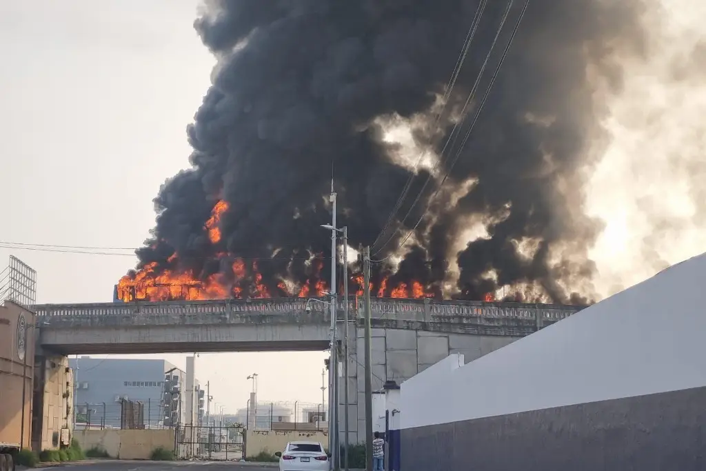 Imagen Se quema camión de pasaje en el puente Morelos en Veracruz