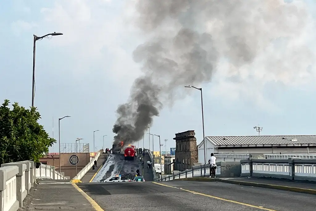 Imagen Llaman a revisar el puente Morelos en Veracruz tras incendio de camión