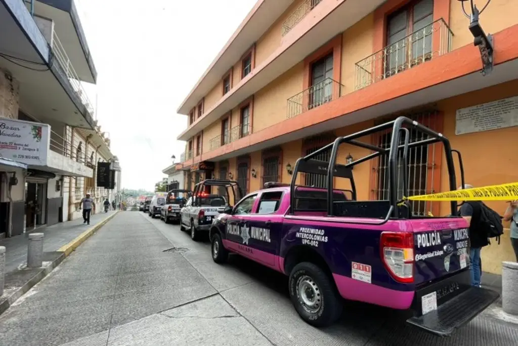 Imagen Mujer intenta atacar a personal de hotel y auto-lesionarse, en Xalapa