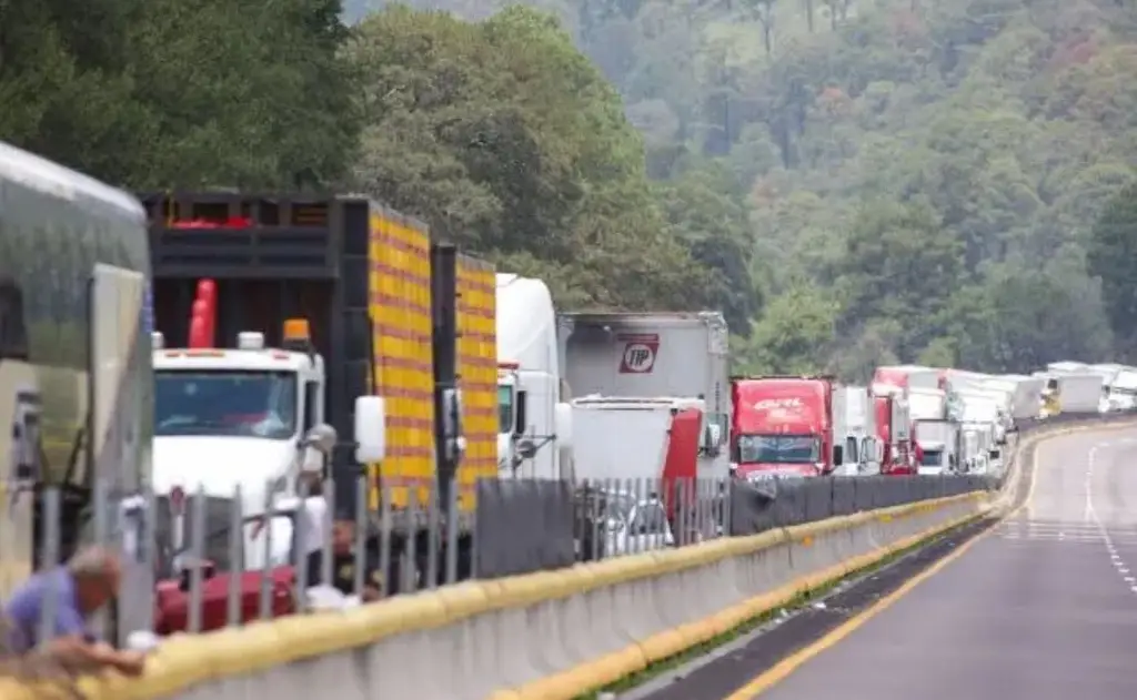 Imagen Transportistas reportan pérdidas de alrededor de 10 mil mdp por bloqueo en la México-Puebla 