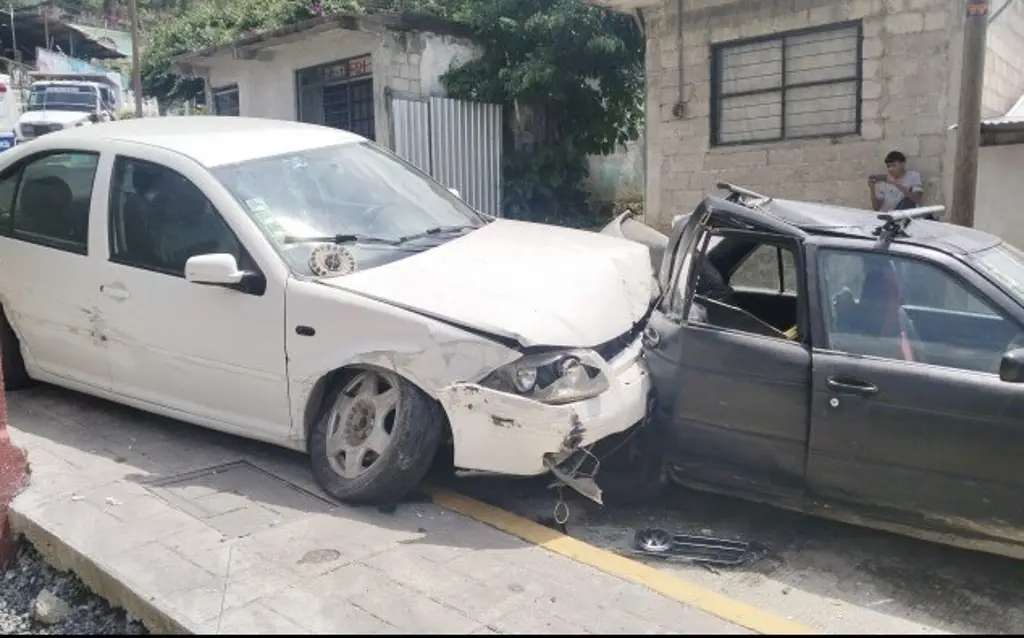 Imagen Se queda sin frenos e impacta contra 2 carros particulares que estaban estacionados 