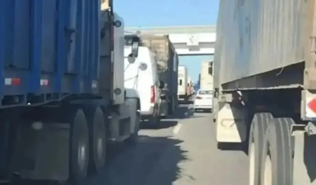 Imagen Reportan hasta 5 kilómetros de fila en autopista de Veracruz 