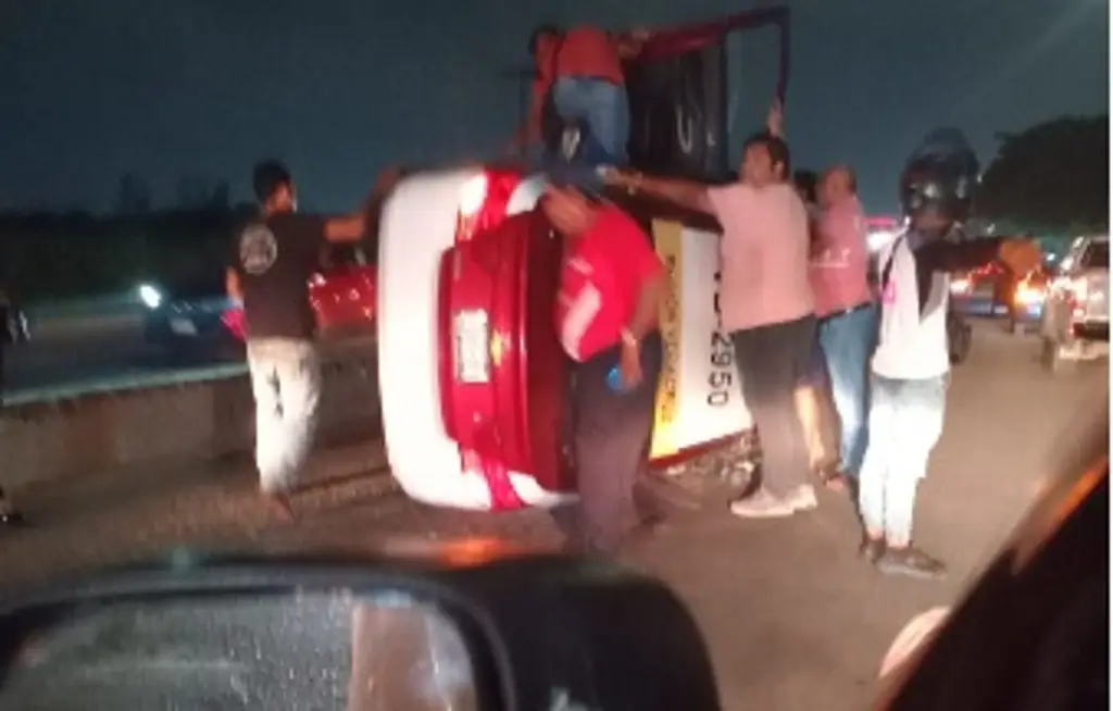 Imagen Se registra fuerte volcadura de taxi en avenida Fidel Velázquez, en Veracruz 