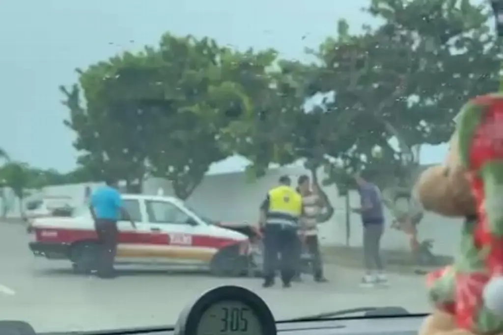 Imagen Taxi se estrella contra árbol en avenida de Veracruz