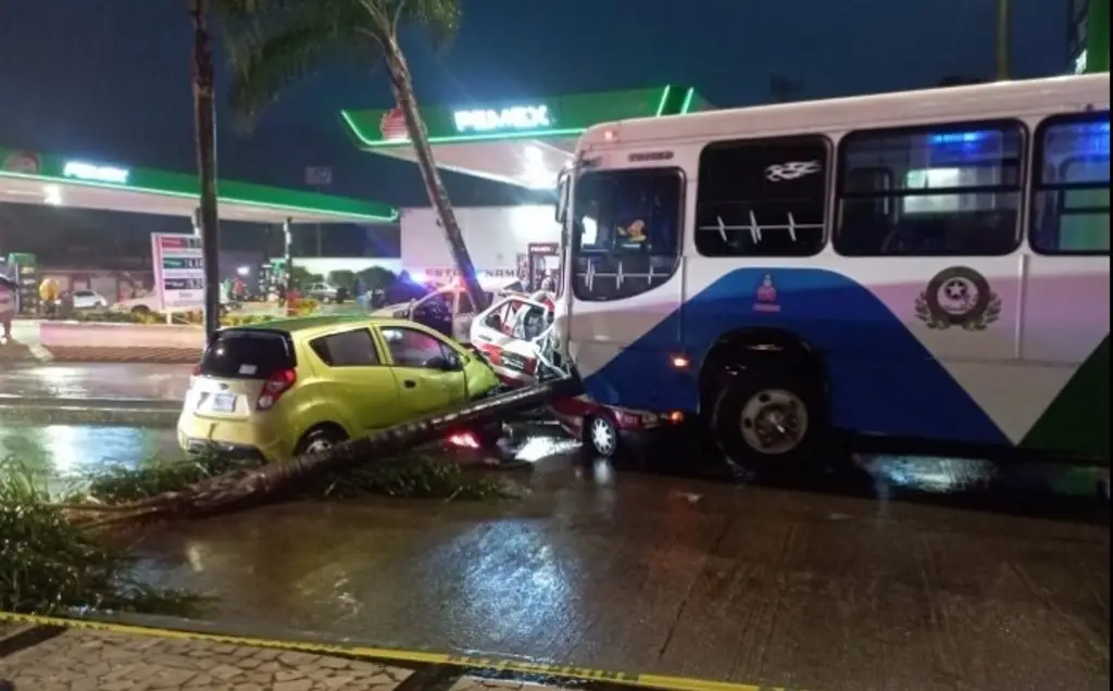 Imagen Taxista queda prensado tras fuerte carambola